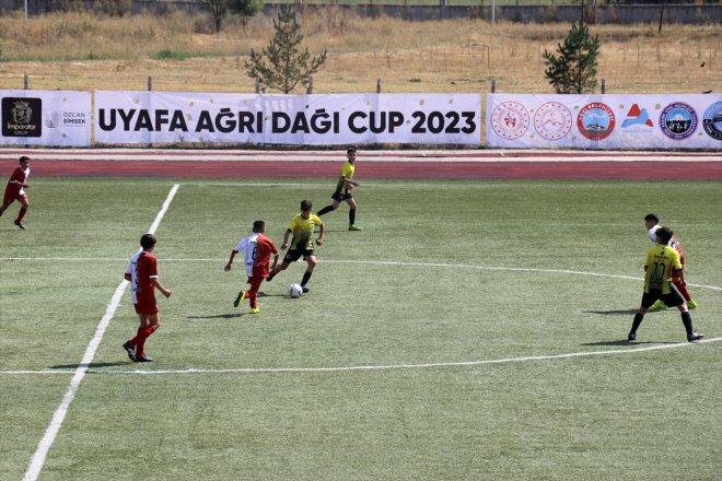 çocukların Depremzede düzenlenen - katılımıyla turnuvası başladı AĞRI futbol 2
