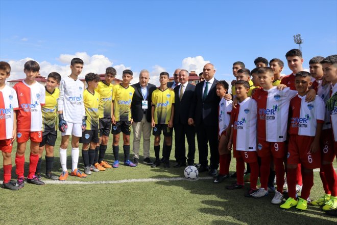 çocukların düzenlenen Depremzede - başladı futbol turnuvası AĞRI katılımıyla 4