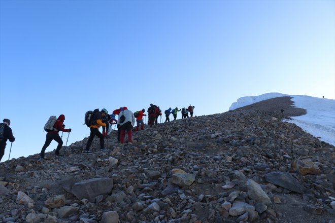 Zirvesi buzullarla kaplı Ağrı Dağı dünyanın farklı ülkelerinden dağcıları ağırlıyor