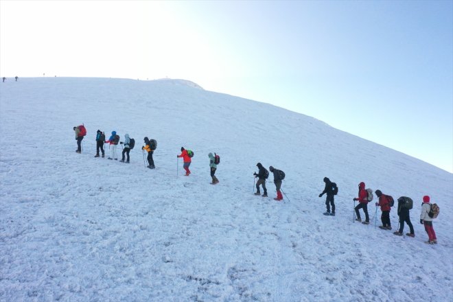 Dağı IĞDIR Zirvesi / kaplı buzullarla ağırlıyor dağcıları Ağrı farklı dünyanın AĞRI - ülkelerinden 2