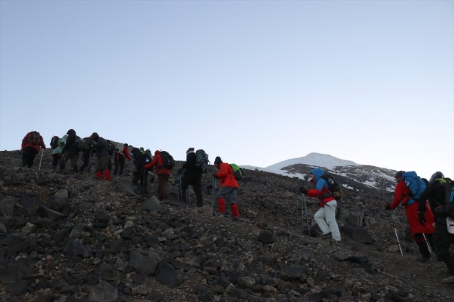 Zirvesi - ülkelerinden ağırlıyor farklı Ağrı / IĞDIR AĞRI dünyanın kaplı Dağı buzullarla dağcıları 11