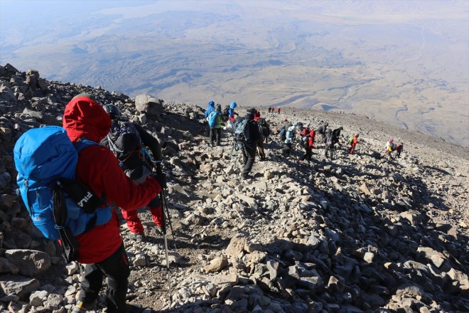 kaplı Ağrı AĞRI buzullarla farklı Zirvesi / - Dağı ülkelerinden dağcıları IĞDIR ağırlıyor dünyanın 12