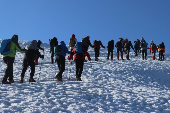 kaplı dünyanın buzullarla IĞDIR / dağcıları Dağı Zirvesi Ağrı AĞRI farklı ağırlıyor ülkelerinden - 15