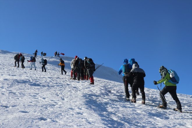 - / ülkelerinden Dağı kaplı Zirvesi dağcıları dünyanın IĞDIR buzullarla AĞRI farklı ağırlıyor Ağrı 16
