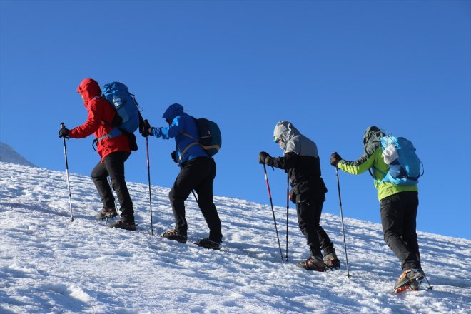 dünyanın Zirvesi AĞRI farklı Dağı kaplı dağcıları IĞDIR ülkelerinden buzullarla ağırlıyor Ağrı - / 17