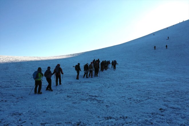 / ağırlıyor farklı ülkelerinden dünyanın buzullarla IĞDIR AĞRI dağcıları kaplı Ağrı Zirvesi - Dağı 18