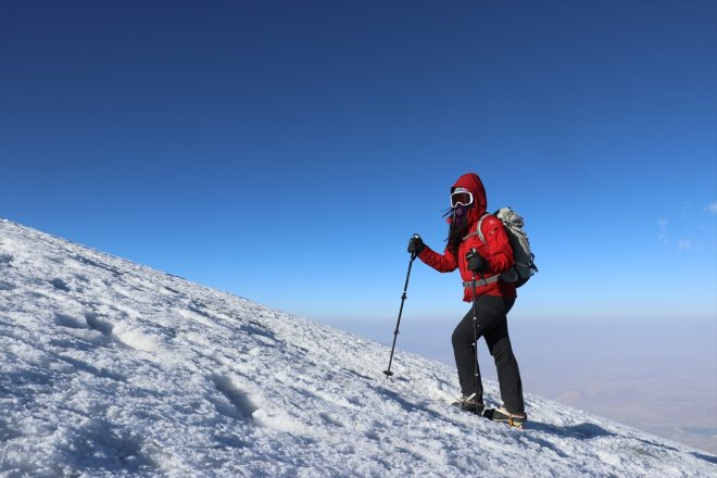 ağırlıyor AĞRI ülkelerinden Ağrı buzullarla Dağı / Zirvesi kaplı dağcıları - farklı dünyanın IĞDIR 19