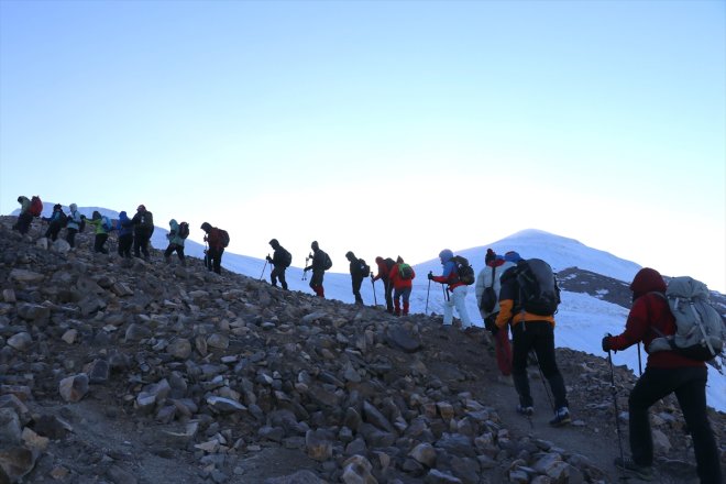 kaplı IĞDIR dünyanın ülkelerinden dağcıları - buzullarla ağırlıyor farklı AĞRI / Ağrı Dağı Zirvesi 22