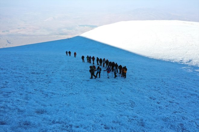 AĞRI Dağı farklı - Zirvesi buzullarla kaplı dağcıları Ağrı ağırlıyor IĞDIR dünyanın ülkelerinden / 23