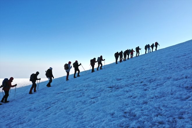 / dünyanın ağırlıyor ülkelerinden farklı Ağrı Zirvesi - Dağı AĞRI buzullarla kaplı IĞDIR dağcıları 24