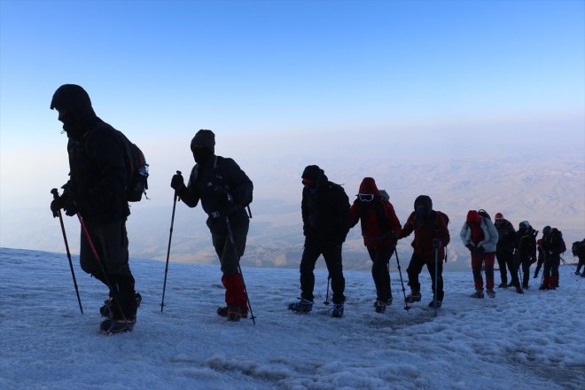 / dağcıları - IĞDIR kaplı AĞRI Dağı dünyanın Ağrı ağırlıyor buzullarla ülkelerinden Zirvesi farklı 4