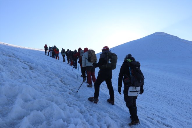 dağcıları Ağrı kaplı dünyanın - buzullarla farklı / AĞRI Zirvesi ülkelerinden ağırlıyor IĞDIR Dağı 8