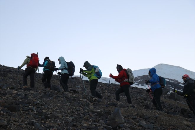 ağırlıyor farklı AĞRI ülkelerinden dünyanın - Dağı Zirvesi kaplı buzullarla / dağcıları Ağrı IĞDIR 10