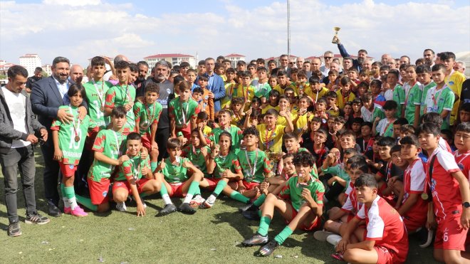 Kaybedeni olmayan futbol turnuvasının şampiyonu, Diyarbakırlı depremzede çocuklar oldu