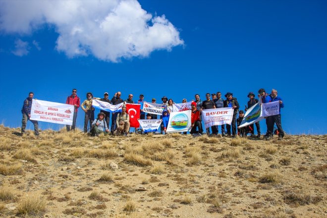 Kösedağı'na tırmanan dağcılar 'Karabağ Azerbaycan'ındır' pankartı açtı