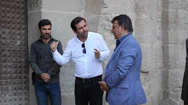 AK Parti Van Milletvekili Türkmenoğlu, Hoşap Kalesi'ndeki restorasyon çalışmalarını inceledi