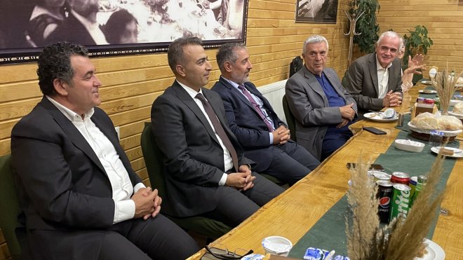 Ardahan Belediye Başkanı Demir ile ARÜ Rektörü Biber etkinlikte türkü söyledi1