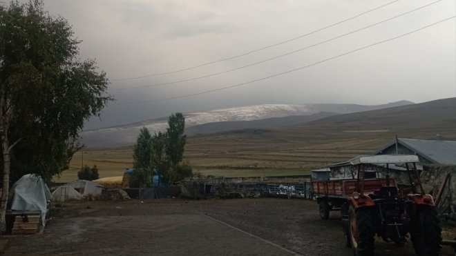 Ardahan'da Kısır Dağı'na kar yağdı