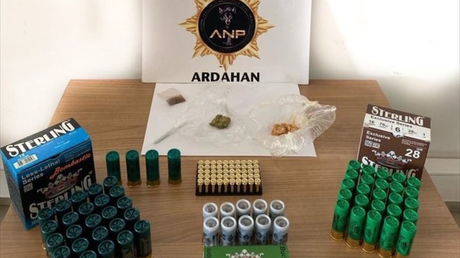 Ardahan Otobüs Terminali'nde üzerinde uyuşturucu bulunan kişi gözaltına alındı