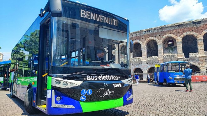 Avrupa'yı elektriklendiren Karsan'a ihracatta "Gümüş" ödül