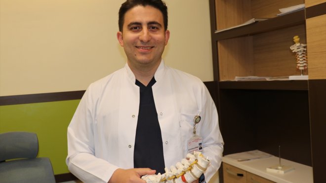 Bel fıtığından "5 milimetrelik kesiyle" 1 saatte kurtuluyorlar