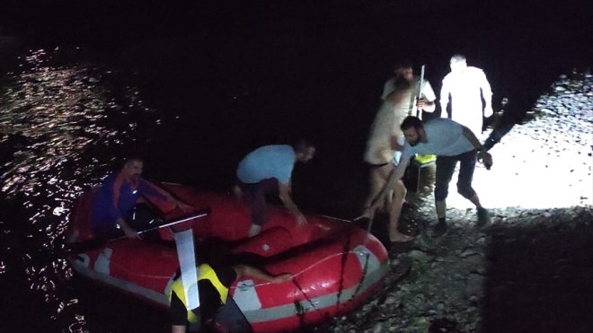Bingöl'de baraj kapaklarının açılmasıyla nehirde mahsur kalan 2 kişi kurtarıldı