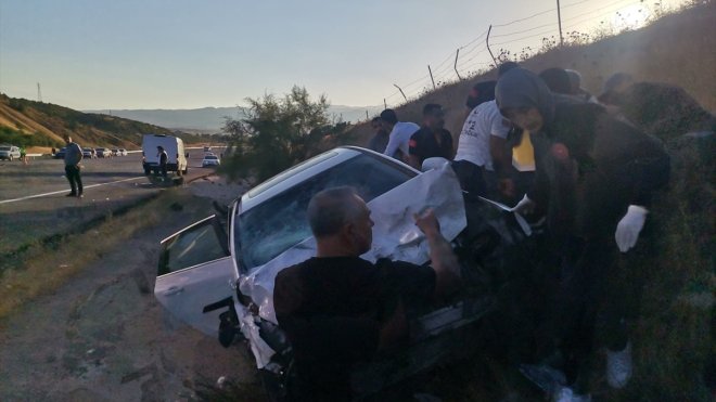 Bingöl'de iki otomobilin çarpıştığı kazada 1 kişi öldü, 2 kişi yaralandı