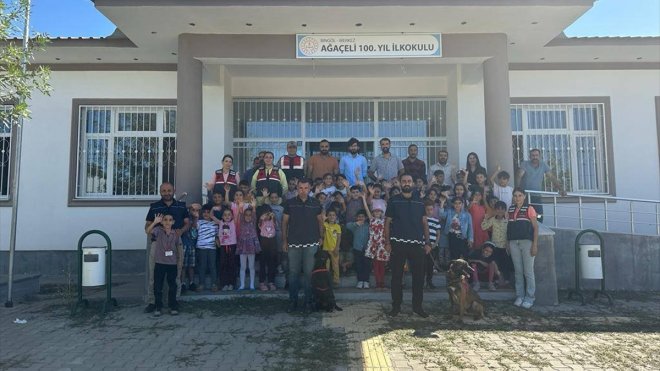 Bingöl'de jandarma ekipleri öğrencilerle bir araya geldi