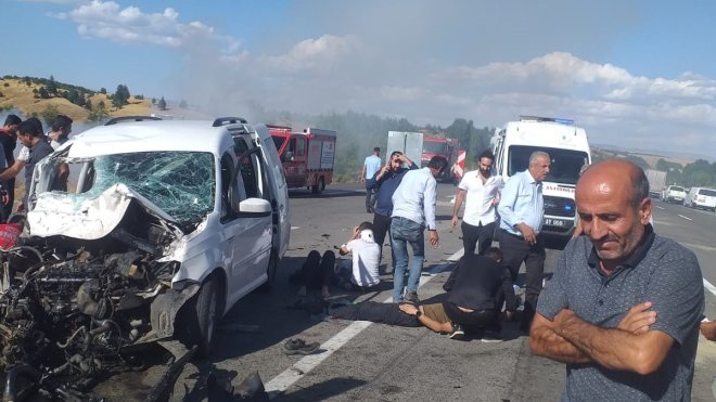 Bingöl'de vinç ile hafif ticari aracın çarpıştığı kazada 8 kişi yaralandı