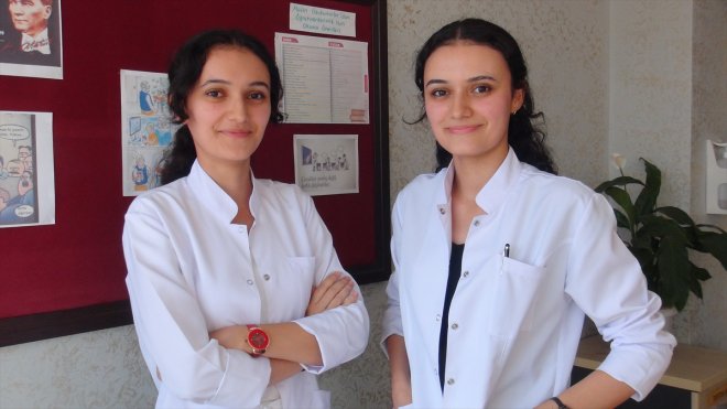 Eğitim hayatları boyunca ayrılmayan ikizler aynı okula atandı