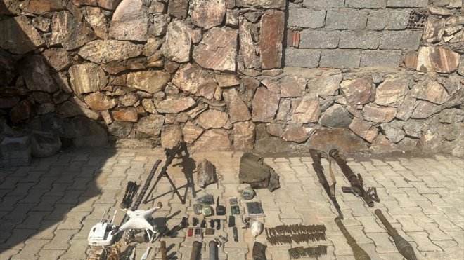 Bitlis kırsalında silah, mühimmat ve yaşam malzemeleri ele geçirildi