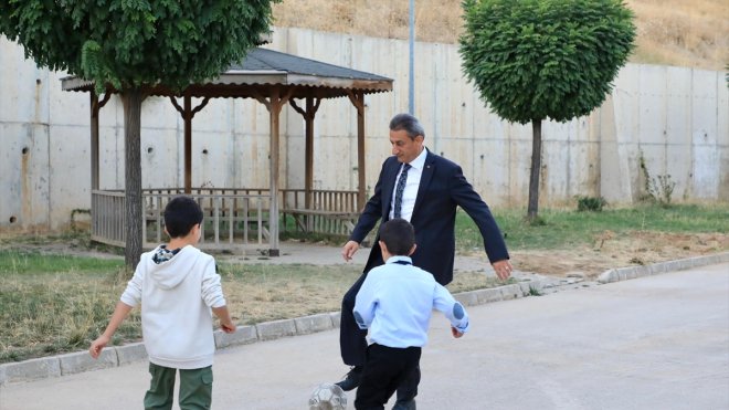 Bitlis Valisi Karaömeroğlu, Çocuk Evleri Sitesi'ni ziyaret etti
