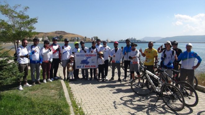 Doğaseverler Van Gölü kıyılarını temizledi1