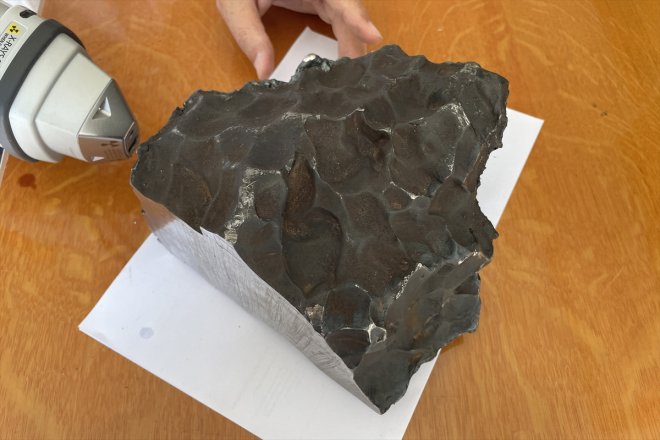 Ağrı'ya 42 yıl önce düşen gök taşı Fırat Üniversitesinde yeniden inceleniyor
