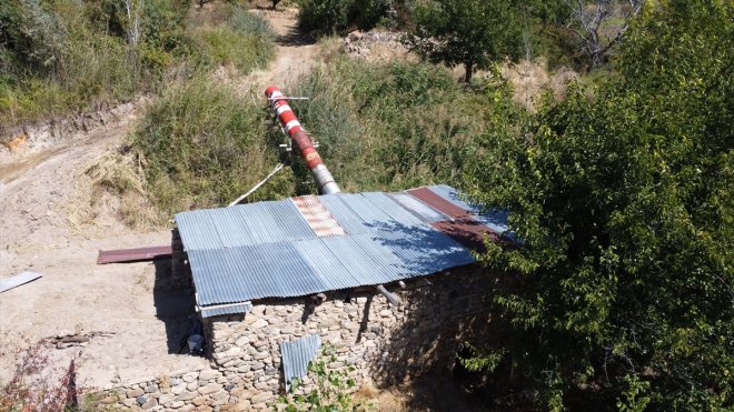 Baba yadigarı su değirmeninin çarkları 30 yıl sonra yeniden dönmeye başladı