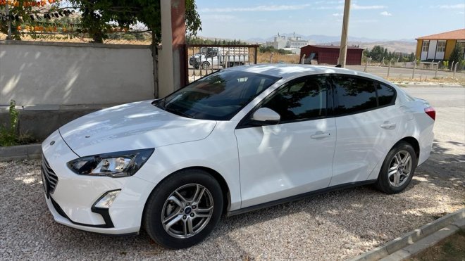 Elazığ'da belediye meclis üyesinin park halindeki aracı kurşunlandı