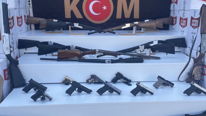 Elazığ'da kaçakçılık operasyonunda 17 av tüfeği ve 4 tabanca ele geçirildi