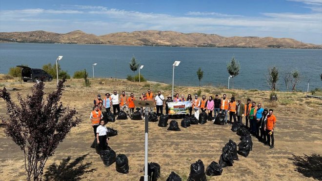 Elazığ'da gönüllü gençler Hazar Gölü çevresinde temizlik yaptı