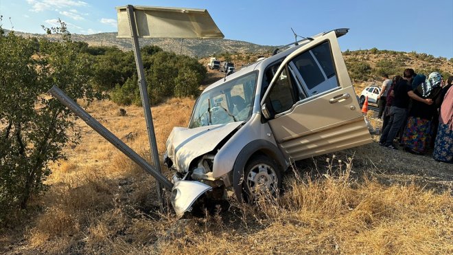 Elazığ'da iki hafif ticari aracın çarpışması sonucu 9 kişi yaralandı