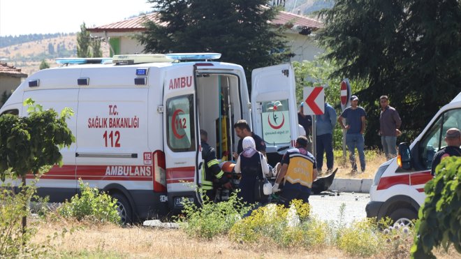 Elazığ'da yolcu otobüsü ile minibüsün çarpıştığı kazada 18 kişi yaralandı