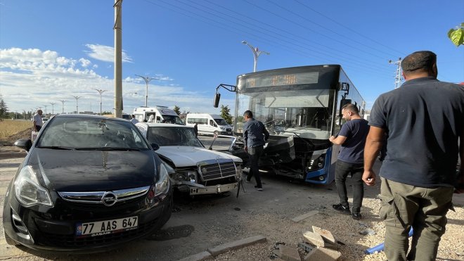 Elazığ'da zincirleme trafik kazasında 5 kişi yaralandı