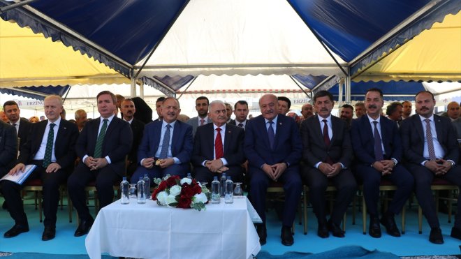 Erzincan'da TOKİ'nin temel atma, açılış ve tapu teslim töreni yapıldı