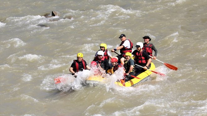 Erzincan Valisi Aydoğdu, Karasu Nehri'nde rafting yaptı