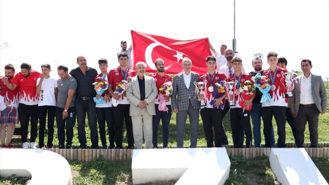 Avrupa şampiyonasından madalyalarla dönen kick boksçular Erzurum'da coşkuyla karşılandı