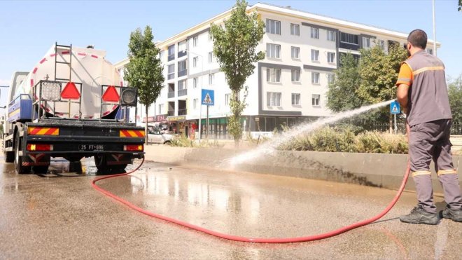 Erzurum Büyükşehir Belediyesi cadde ve sokakları yıkadı