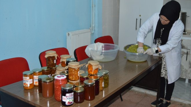 Erzurum'da ADEM kurslarına katılan kadınlar hem kendini geliştiriyor hem para kazanıyor