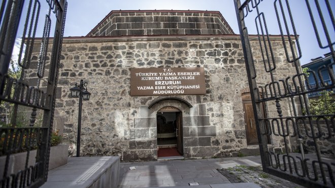 Erzurum'da asırlık eserlerin bulunduğu kütüphane, yüksek güvenlikle korunuyor