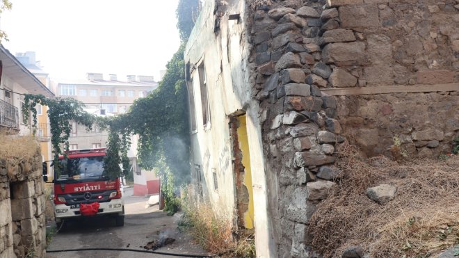 Erzurum'da metruk binada çıkan yangın söndürüldü