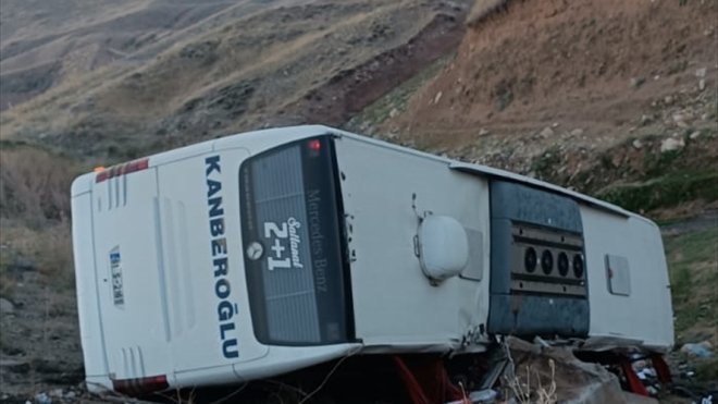 Erzurum'da yolcu otobüsü şarampole devrildi, 3 kişi hayatını kaybetti, 22 kişi yaralandı