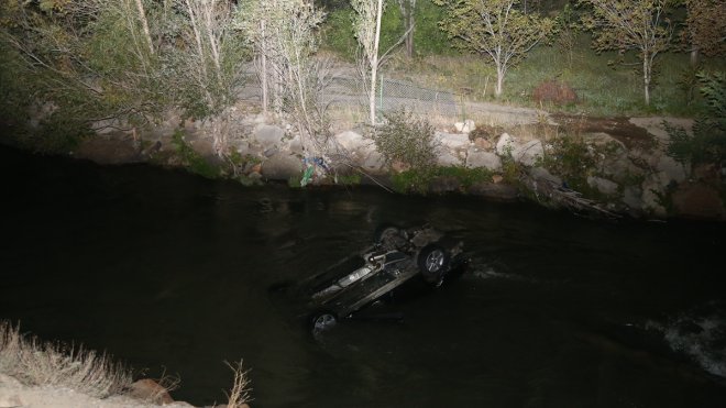 Erzurum'da dereye devrilen otomobildeki 2 kişi öldü, 3 kişi yaralandı